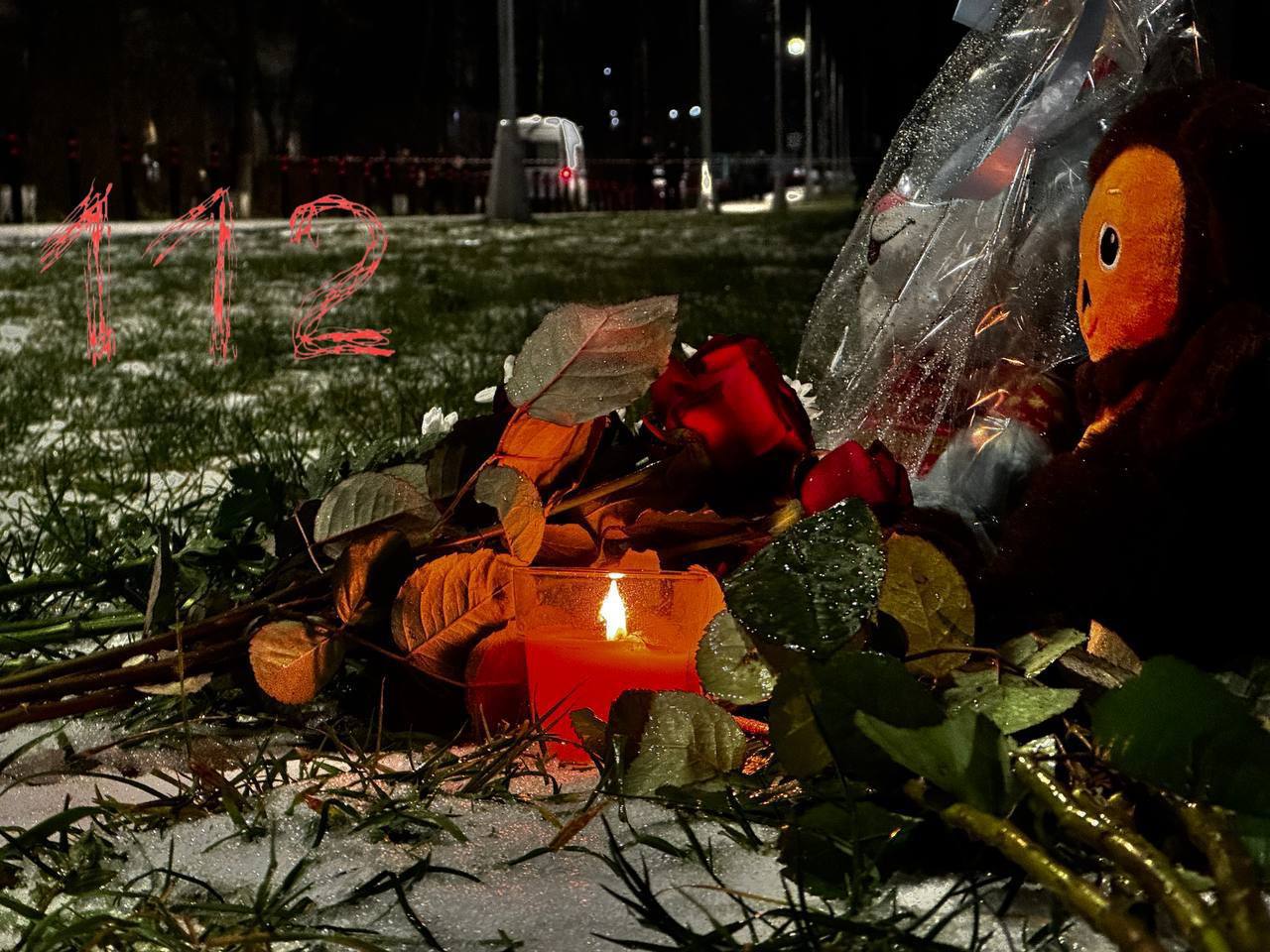 Стихийный мемориал создали в память о ребенке, погибшем при нападении на школу в Одинцово