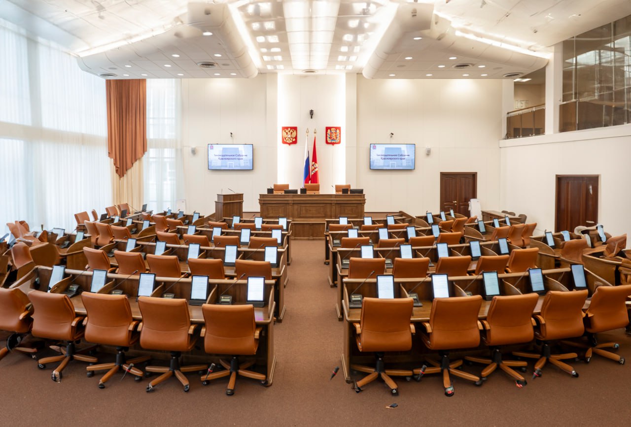 Через несколько минут начнется заседание очередной сессии, в повестке которой — свыше 50 вопросов