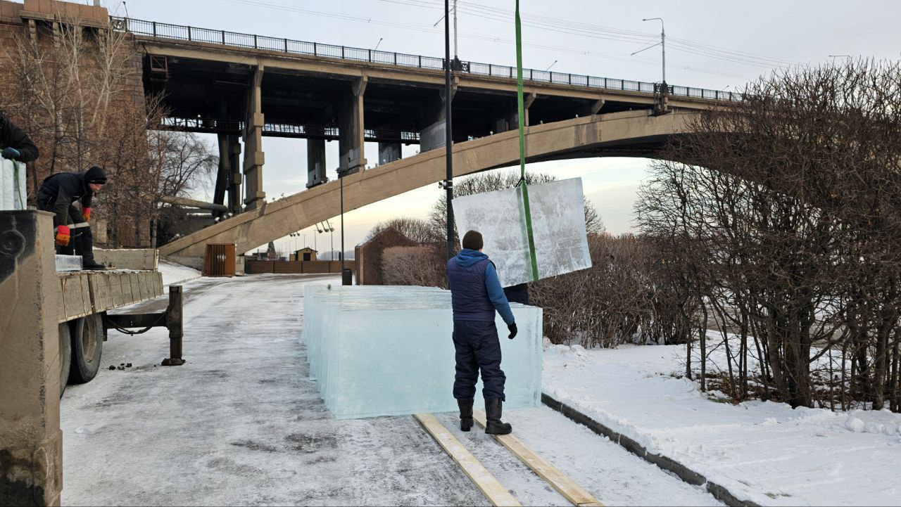В Красноярск прибыла первая партия ледяных блоков для участников X юбилейного конкурса снежно-ледовых скульптур «Волшебный лёд Сибири» В Красноярск прибыла первая партия ледяных блоков для участников X юбилейного конкурса снежно-ледовых скульптур «Волшебный лёд Сибири»
