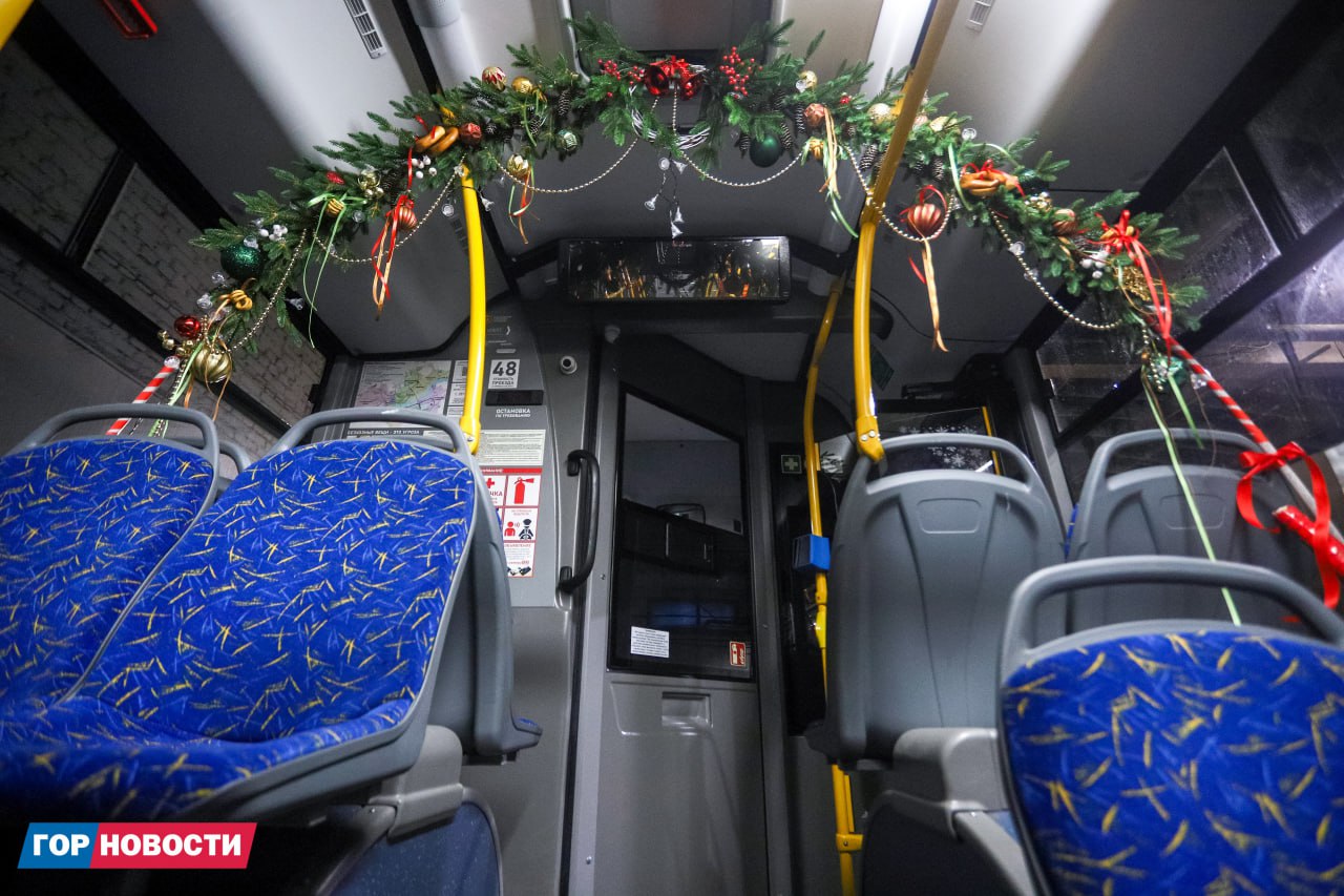 Красноярские водители и кондукторы украшают автобусы к Новому году Красноярские водители и кондукторы украшают автобусы к Новому году
