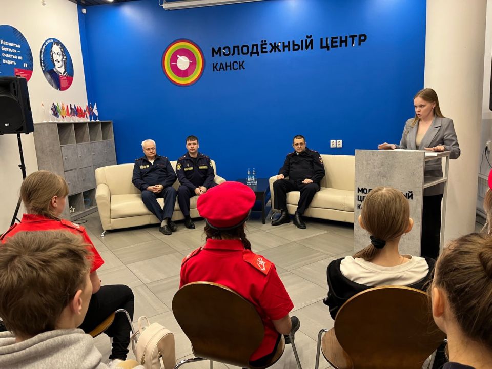 Заместитель начальника Канской воспитательной колонии Филипп Кулинченко посетил Молодежный центр г. Канска, где прошло профилактическое мероприятие с подростками