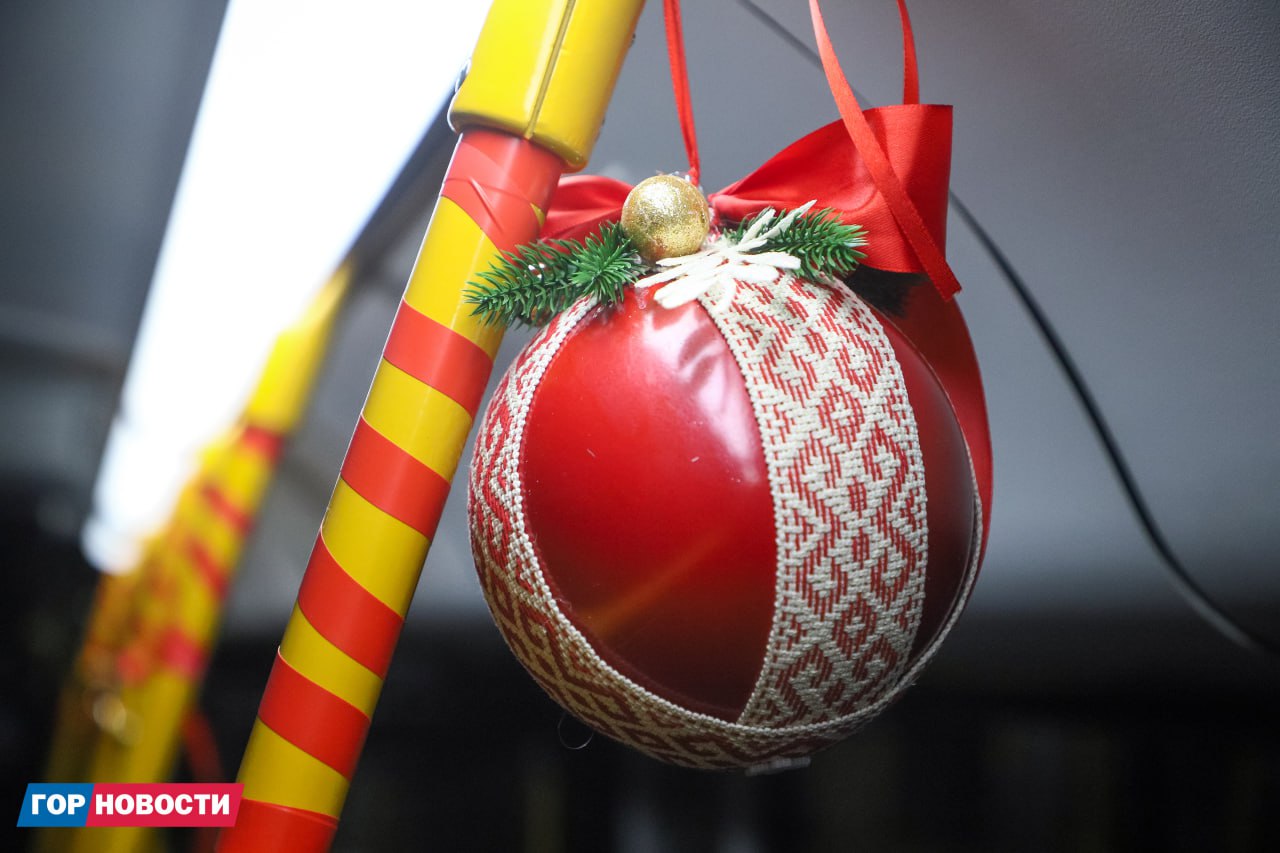 Красноярские водители и кондукторы украшают автобусы к Новому году Красноярские водители и кондукторы украшают автобусы к Новому году