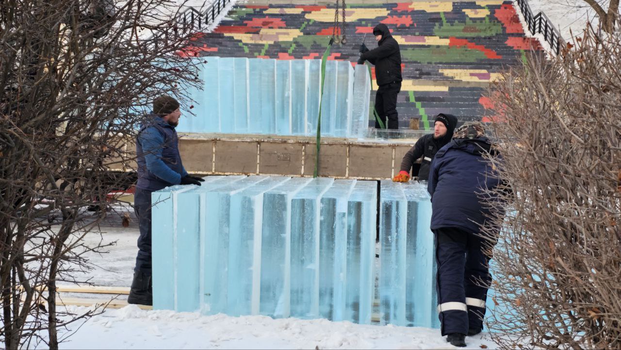 В Красноярск прибыла первая партия ледяных блоков для участников X юбилейного конкурса снежно-ледовых скульптур «Волшебный лёд Сибири»