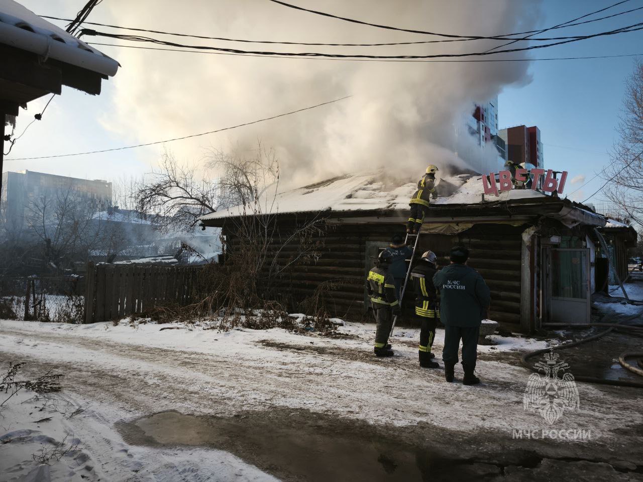 В центре Красноярска пожарные МЧС России тушат здание