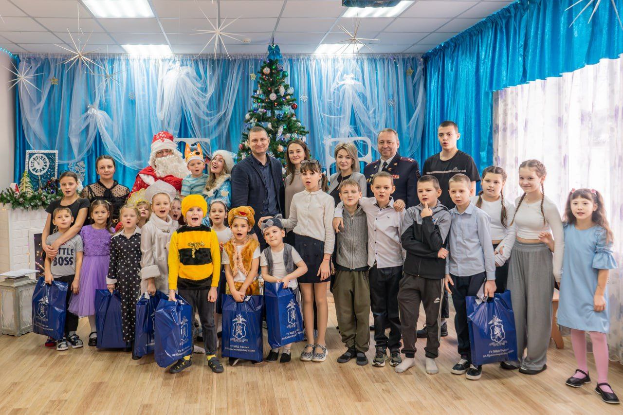 Сотрудники ГУ МВД России по краю исполнили новогодние мечты ребят из Центра семьи и детей! Сотрудники ГУ МВД России по краю исполнили новогодние мечты ребят из Центра семьи и детей!