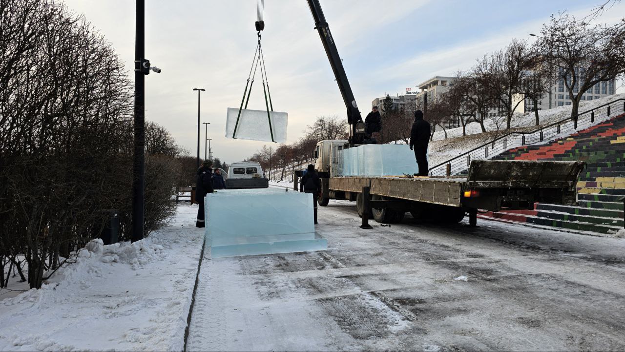 В Красноярск прибыла первая партия ледяных блоков для участников X юбилейного конкурса снежно-ледовых скульптур «Волшебный лёд Сибири» В Красноярск прибыла первая партия ледяных блоков для участников X юбилейного конкурса снежно-ледовых скульптур «Волшебный лёд Сибири»
