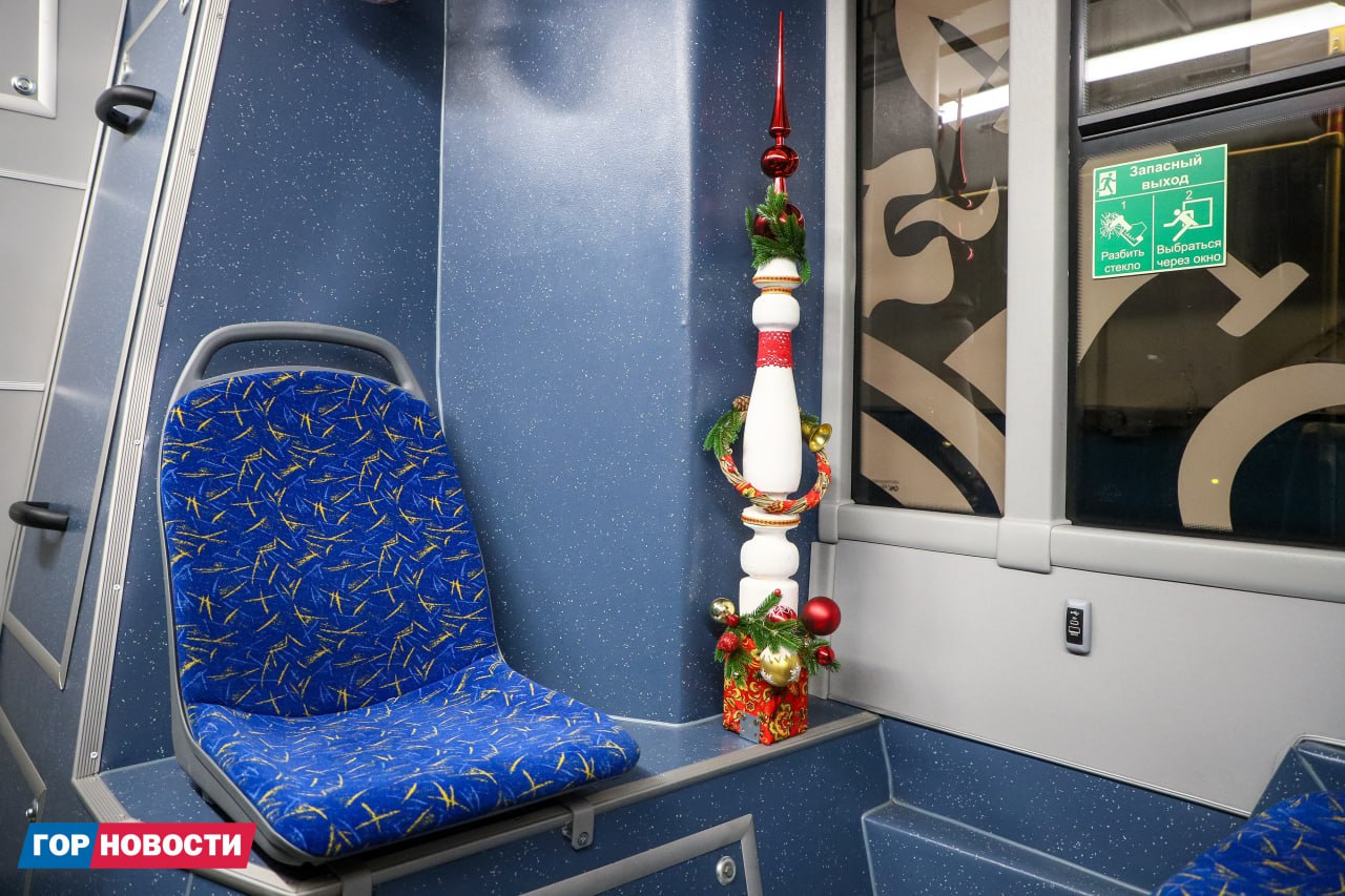 Красноярские водители и кондукторы украшают автобусы к Новому году Красноярские водители и кондукторы украшают автобусы к Новому году