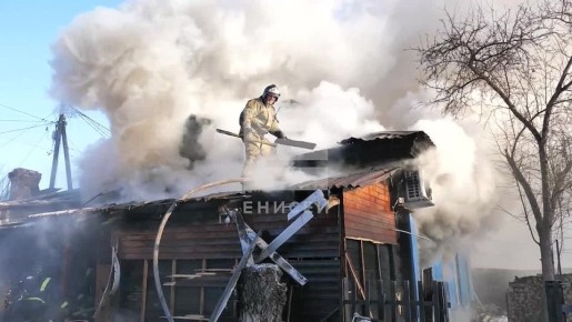 Кадры из горящего цветочного, где погибла женщина