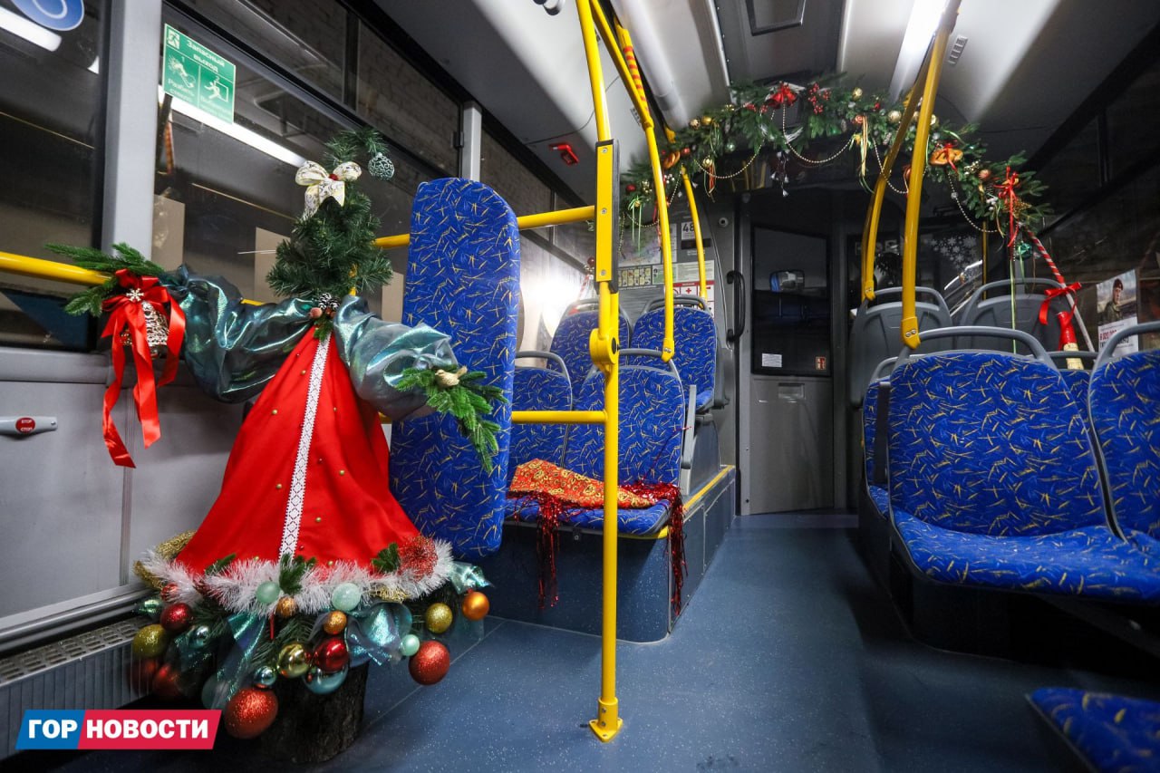 Красноярские водители и кондукторы украшают автобусы к Новому году Красноярские водители и кондукторы украшают автобусы к Новому году