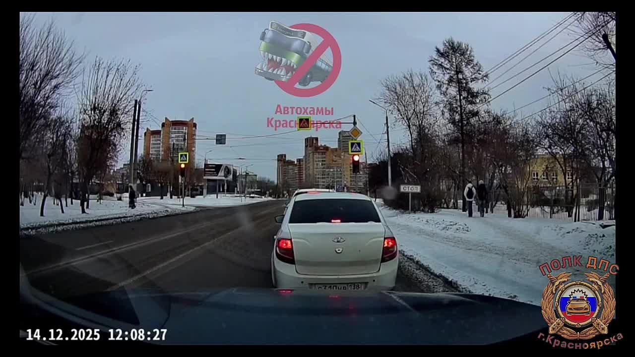 Сотрудники ДПС привлекли к ответственности 21-летнего водителя мусоровоза за проезд на «красный»