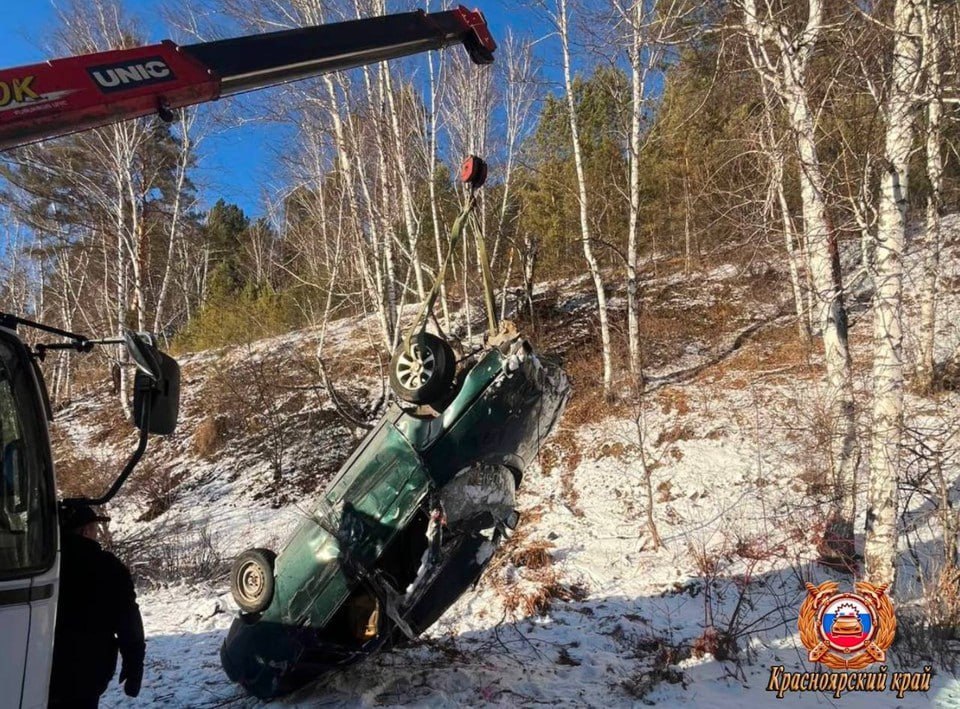 На юге Красноярского края пьяный 31-летний водитель без прав пытался уйти от полицейских и отправил свою машину в кювет