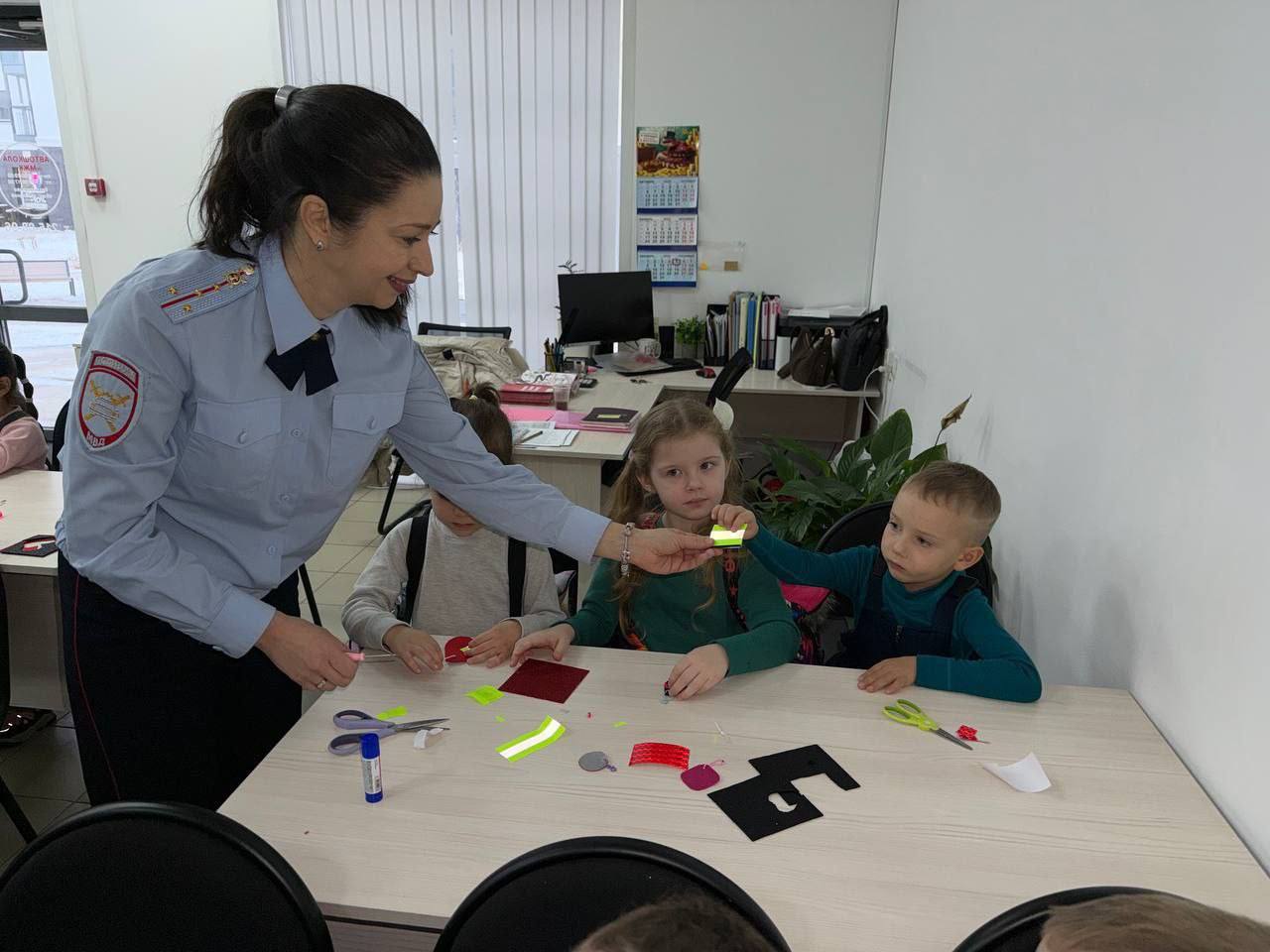 Госавтоинспекция Красноярска совместно с автошколой «МЖК», в рамках акции "Наших видно", провела мастер-класс для детей подготовительной группы детского сада № 97 по изготовлению световозвращателей Госавтоинспекция Красноярска совместно с автошколой «МЖК», в рамках акции "Наших видно", провела мастер-класс для детей подготовительной группы детского сада № 97 по изготовлению световозвращателей