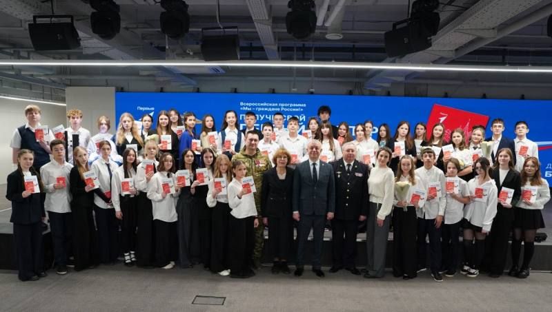 Паспорт гражданина России – первый шаг во взрослую жизнь, наполненную новыми победами и свершениями!