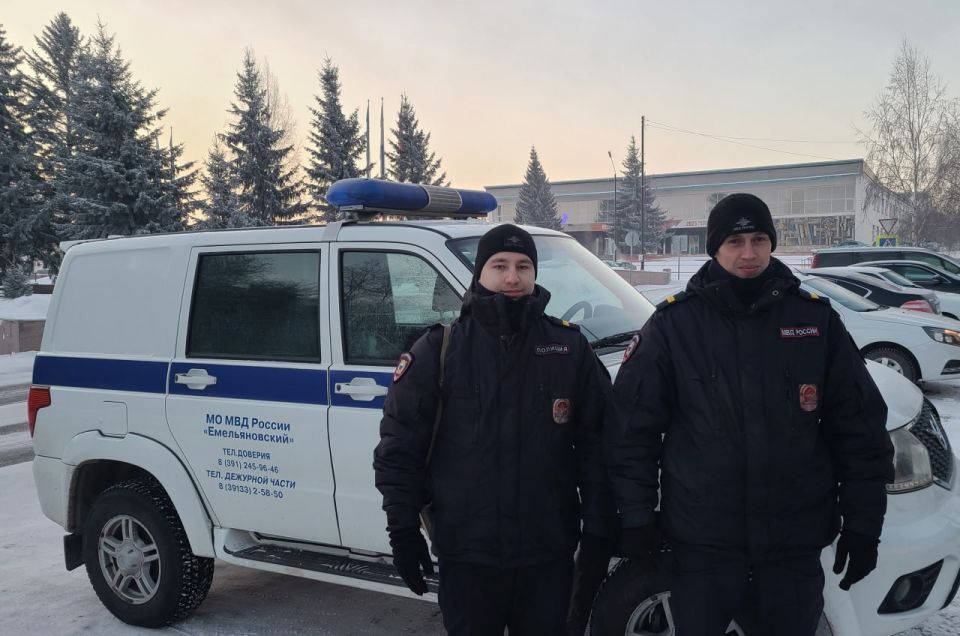 Емельяновские полицейские патрульно-постовой службы помогли женщине-водителю неисправного автомобиля