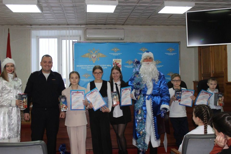 «Новый год к нам мчится»: в Енисейской полиции стартовала акция «Полицейский Дед Мороз»