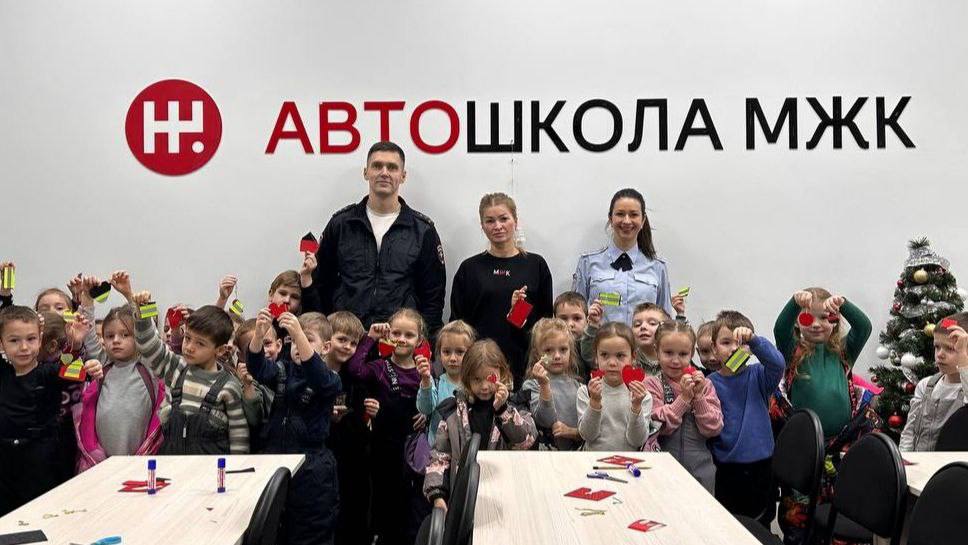 Госавтоинспекция Красноярска совместно с автошколой «МЖК», в рамках акции "Наших видно", провела мастер-класс для детей подготовительной группы детского сада № 97 по изготовлению световозвращателей Госавтоинспекция Красноярска совместно с автошколой «МЖК», в рамках акции "Наших видно", провела мастер-класс для детей подготовительной группы детского сада № 97 по изготовлению световозвращателей