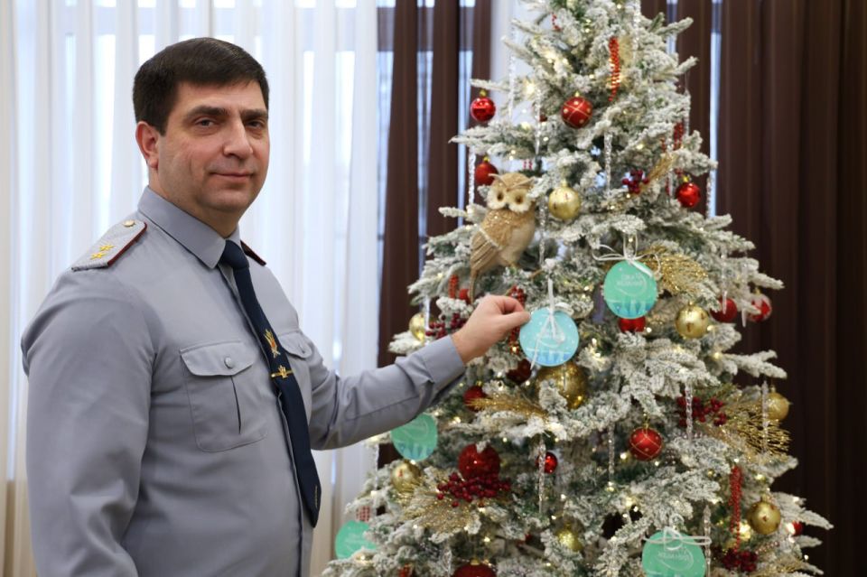 Начальник ГУФСИН России по Красноярскому краю генерал-лейтенант внутренней службы Антон Ефаркин поддержал общероссийскую акцию «Елка желаний»