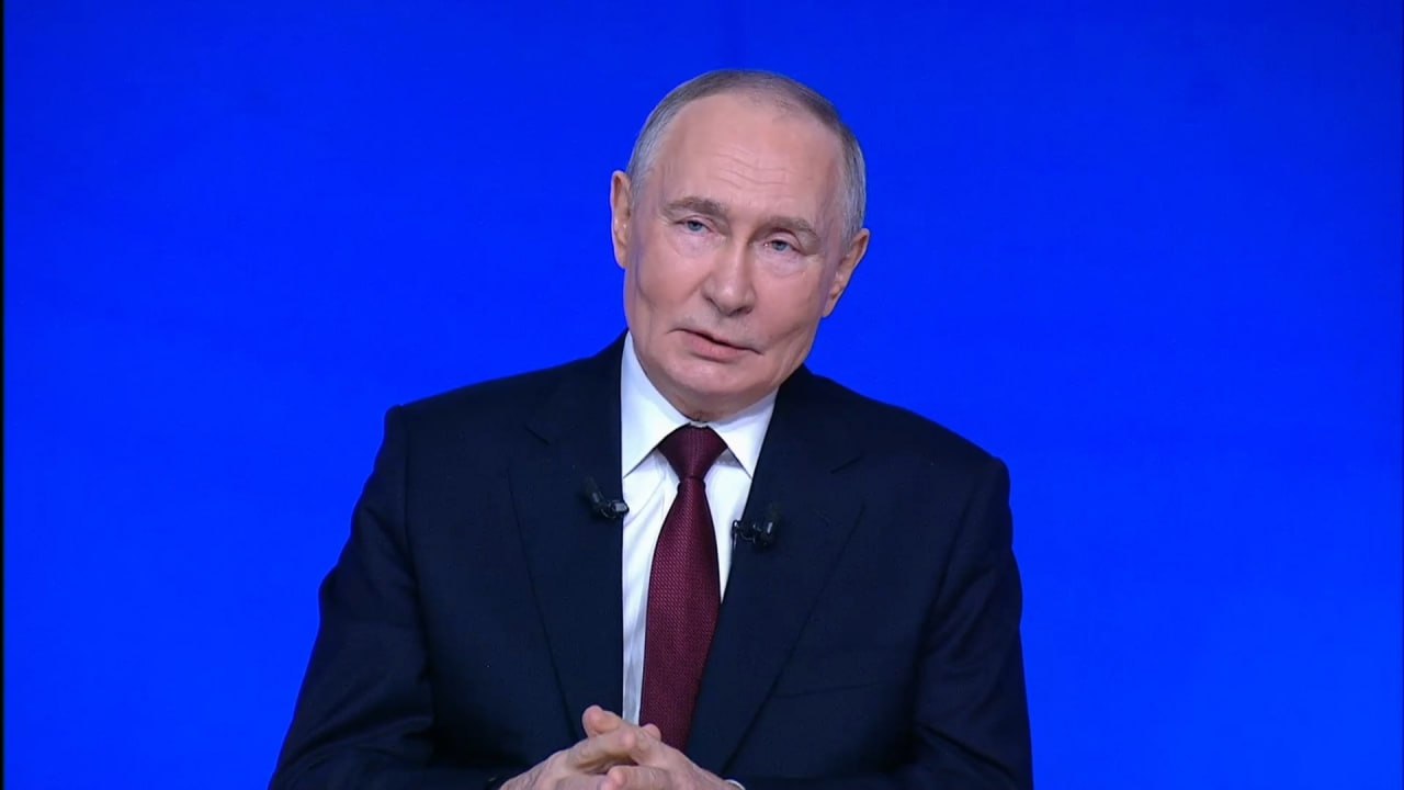 Владимир Путин уже два часа общается с журналистами и отвечает на вопросы жителей страны