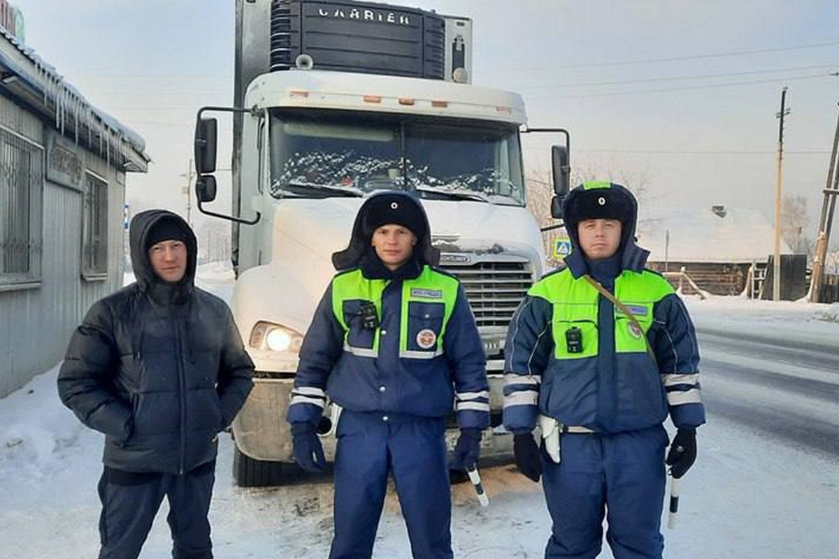 В Красноярском крае наряд ДПС помог водителю-дальнобойщику, попавшему в затруднительную ситуацию
