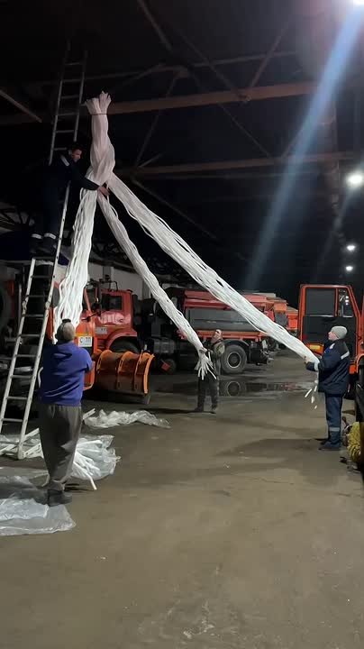 Красноярские дорожники наряжают спецтехнику к Новому году