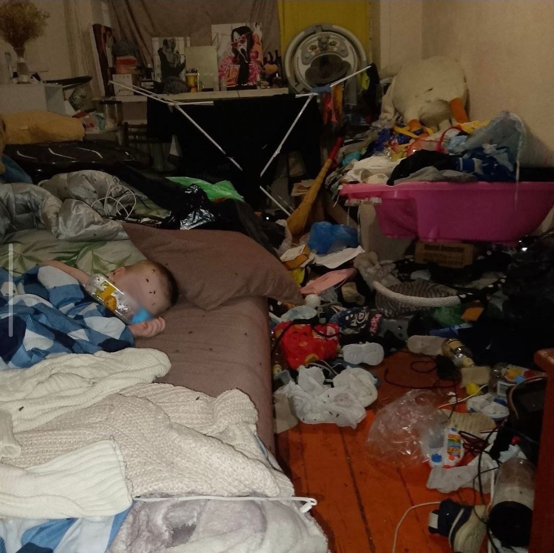 Покрытого мухами ребенка из захламленной квартиры в Красноярском крае оставили голодным и одним
