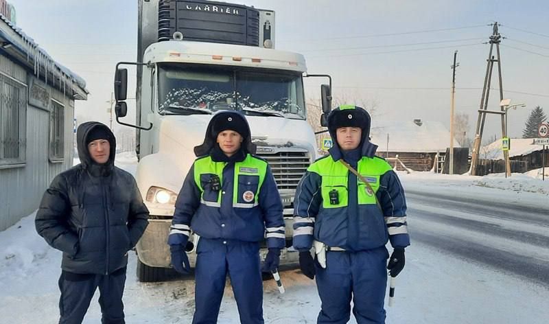 В Красноярском крае сотрудники Госавтоинспекции помогли дальнобойщику отогреть фуру на трассе