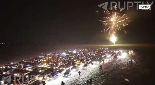 Гигантская автоелка: в Красноярске более 500 автомобилей выстроились в самый масштабный новогодний флешмоб года!