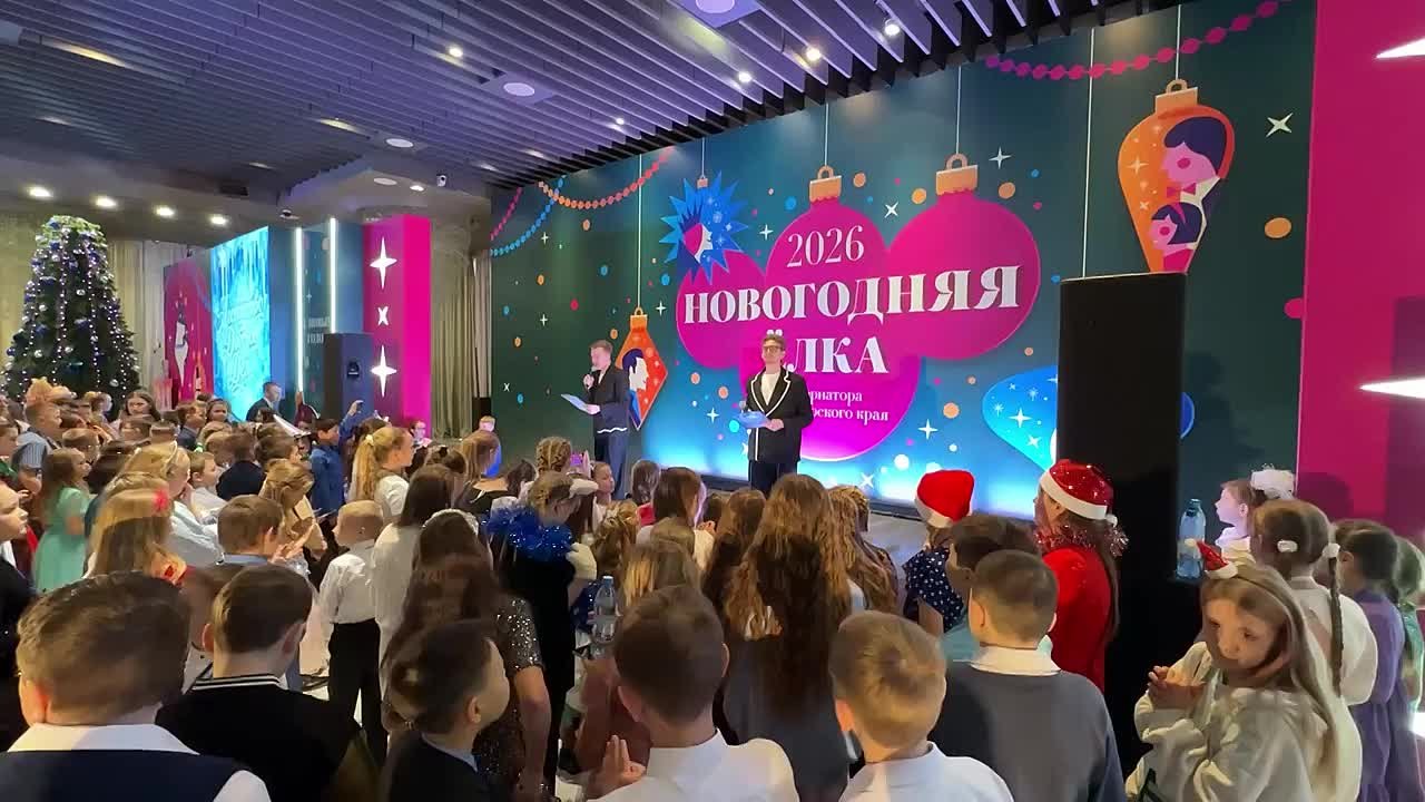 Губернаторские новогодние ёлки собрали в Красноярске около двух тысяч ребятишек
