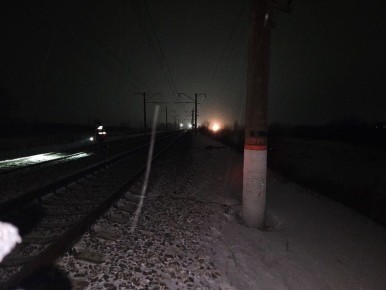 В Красноярском крае около станции Филимоново грузовой поезд насмерть сбил человека — он шел вдоль рельсов