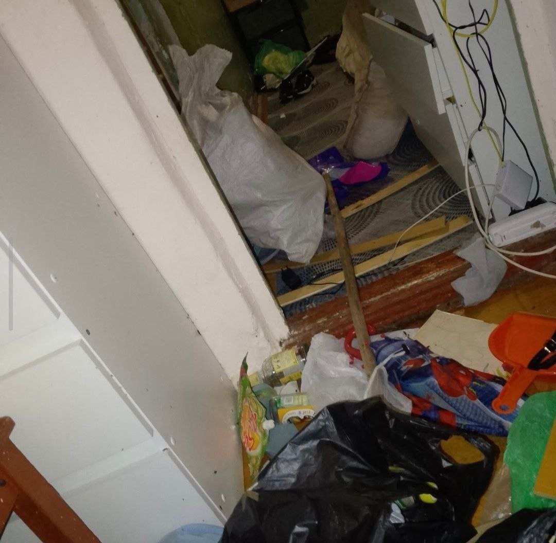 Покрытого мухами ребенка из захламленной квартиры в Красноярском крае оставили голодным и одним Покрытого мухами ребенка из захламленной квартиры в Красноярском крае оставили голодным и одним