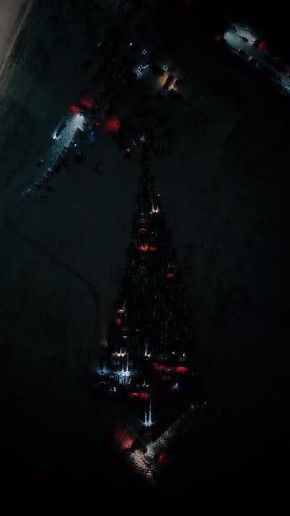 Красноярские автомобилисты выстроили ёлку из машин