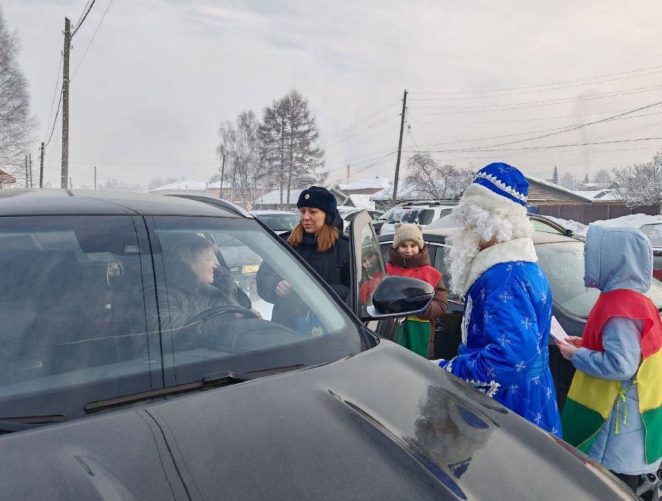 «Новогодний экипаж» в Богучанах напомнил основные правила безопасного поведения на дороге в зимний период