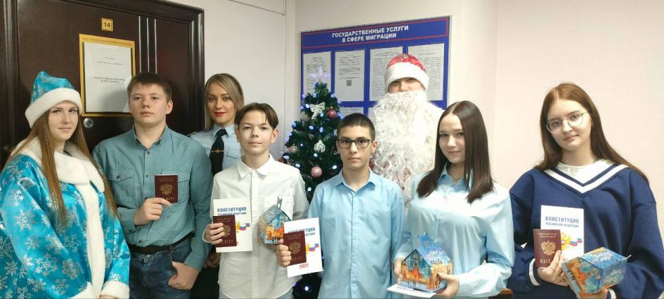 В Ачинске стражи порядка провели волшебную акцию «Полицейский Дед Мороз»! Они сменили форму на сказочные костюмы, чтобы вручить главный документ пяти школьникам