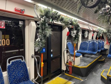 Праздничное оформление появилось в транспорте Красноярска