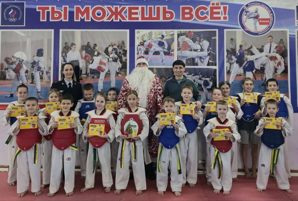 Полицейский Дед Мороз из Ачинска освоил тхэквондо!