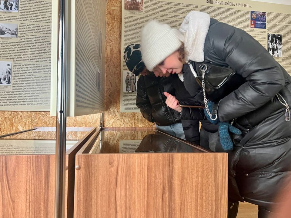 В Красноярске состоялось познавательное мероприятие для учеников профильных классов ГУФСИН средней школы №72 и молодых сотрудников КТБ 1 — они побывали на экскурсии в музее Управления по конвоированию