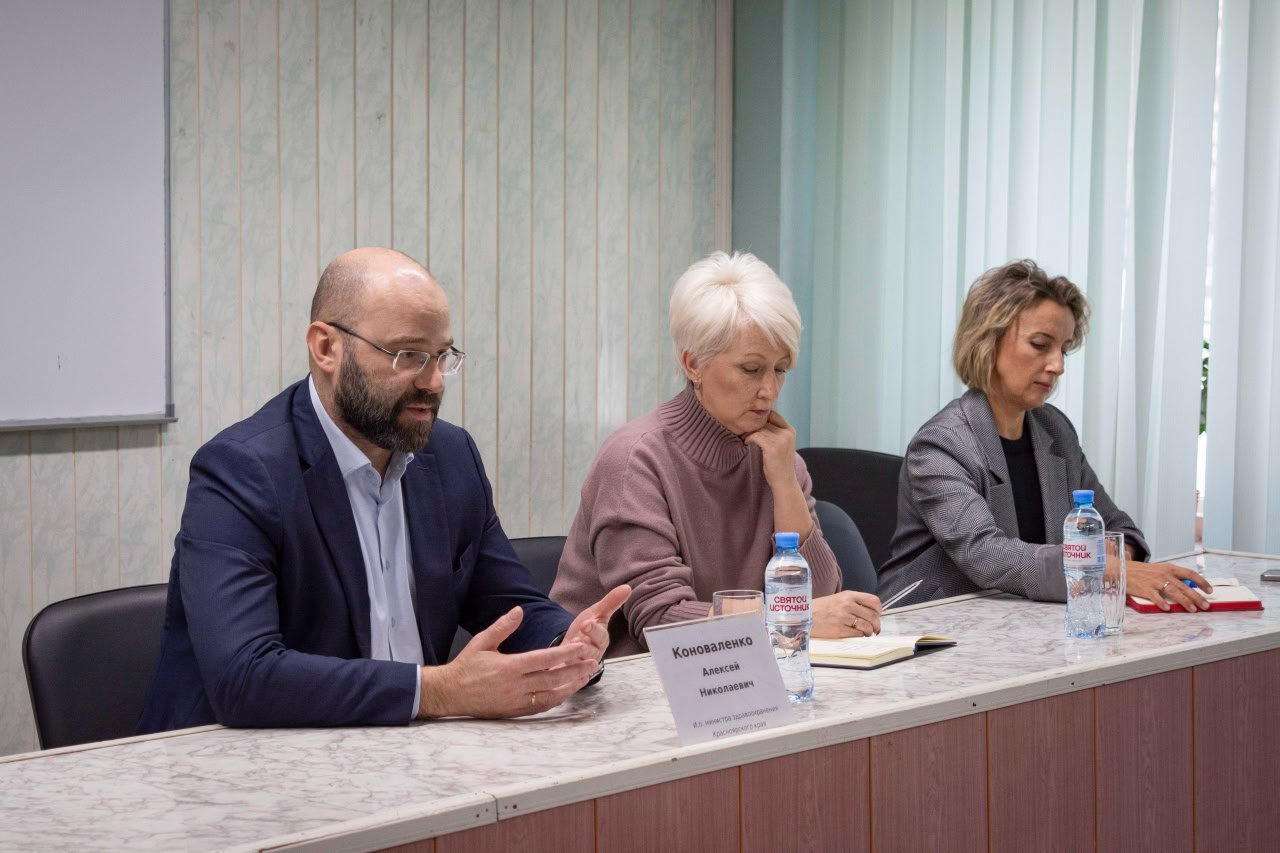 Замминистра здравоохранения края Алексей Коноваленко провел встречу с коллективами медучреждений и жителями Ачинска