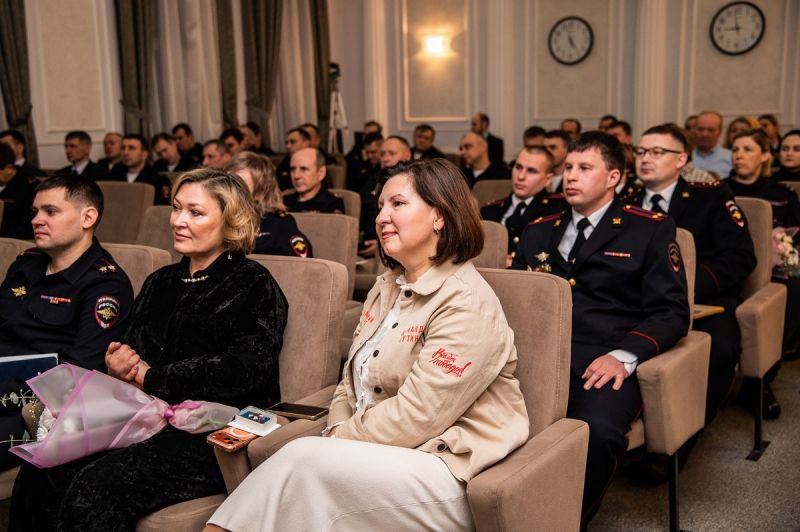 Начальник ГУ МВД России по Красноярскому краю Александр Соловьёв вручил ведомственные награды наиболее отличившимся сотрудникам органам внутренних дел Начальник ГУ МВД России по Красноярскому краю Александр Соловьёв вручил ведомственные награды наиболее отличившимся сотрудникам органам внутренних дел