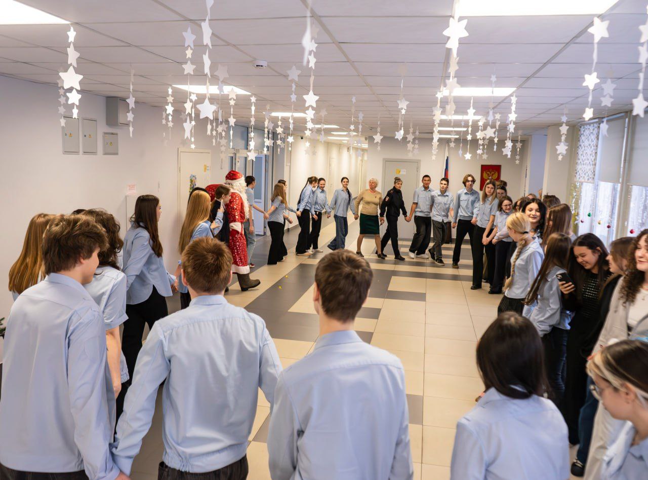 В Красноярске полицейские в костюмах Деда Мороза и Снегурочки поздравили учащихся классов правоохранительной направленности с наступающим Новым Годом В Красноярске полицейские в костюмах Деда Мороза и Снегурочки поздравили учащихся классов правоохранительной направленности с наступающим Новым Годом