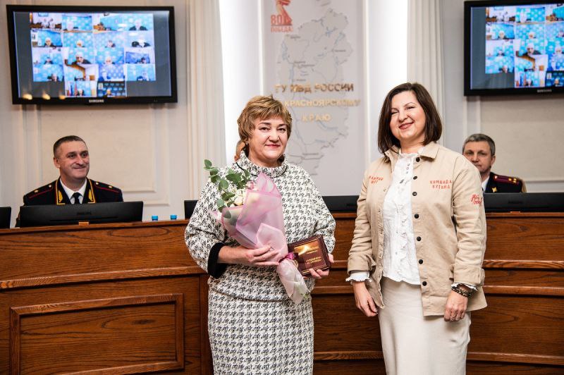 Начальник ГУ МВД России по Красноярскому краю Александр Соловьёв вручил ведомственные награды наиболее отличившимся сотрудникам органам внутренних дел Начальник ГУ МВД России по Красноярскому краю Александр Соловьёв вручил ведомственные награды наиболее отличившимся сотрудникам органам внутренних дел