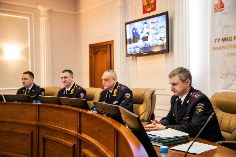 Начальник ГУ МВД России по Красноярскому краю Александр Соловьёв вручил ведомственные награды наиболее отличившимся сотрудникам органам внутренних дел Начальник ГУ МВД России по Красноярскому краю Александр Соловьёв вручил ведомственные награды наиболее отличившимся сотрудникам органам внутренних дел