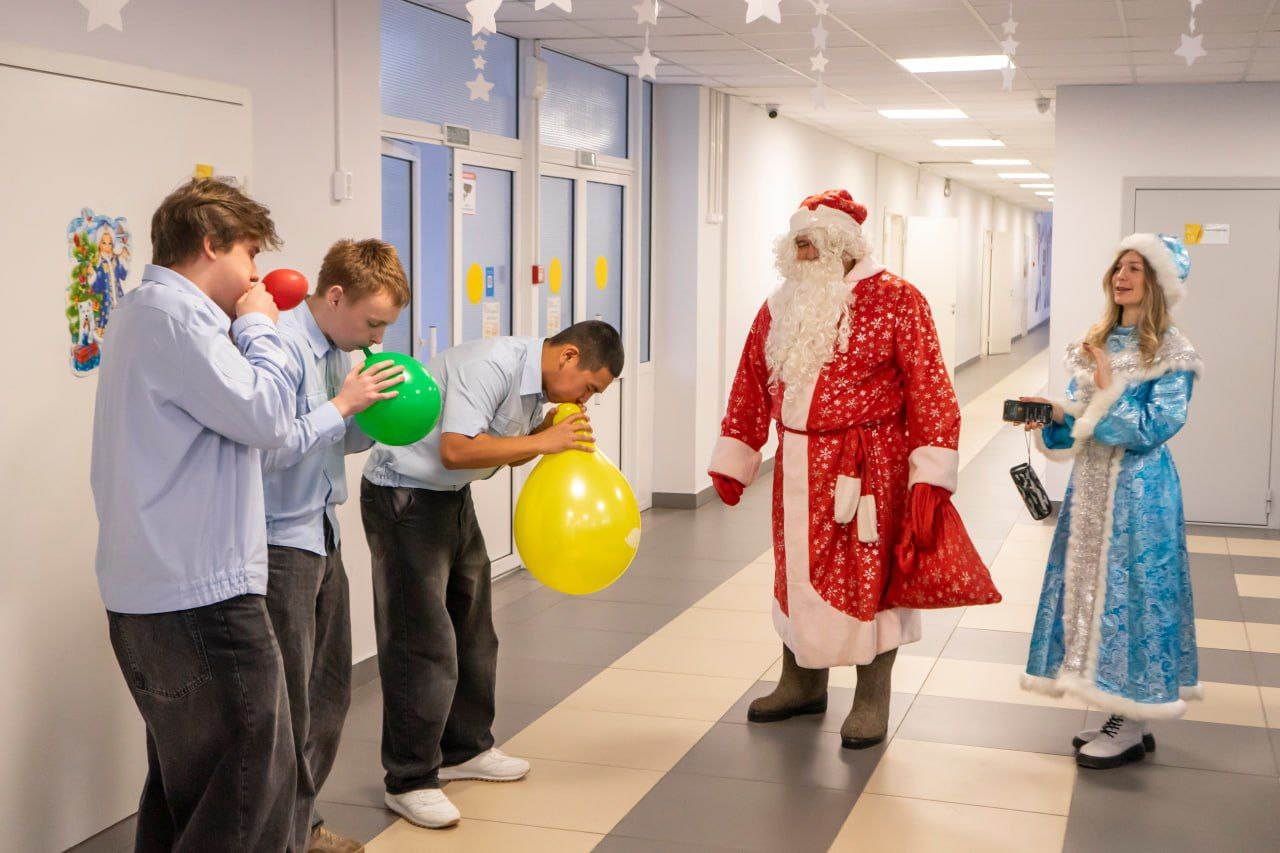 В Красноярске полицейские в костюмах Деда Мороза и Снегурочки поздравили учащихся классов правоохранительной направленности с наступающим Новым Годом В Красноярске полицейские в костюмах Деда Мороза и Снегурочки поздравили учащихся классов правоохранительной направленности с наступающим Новым Годом