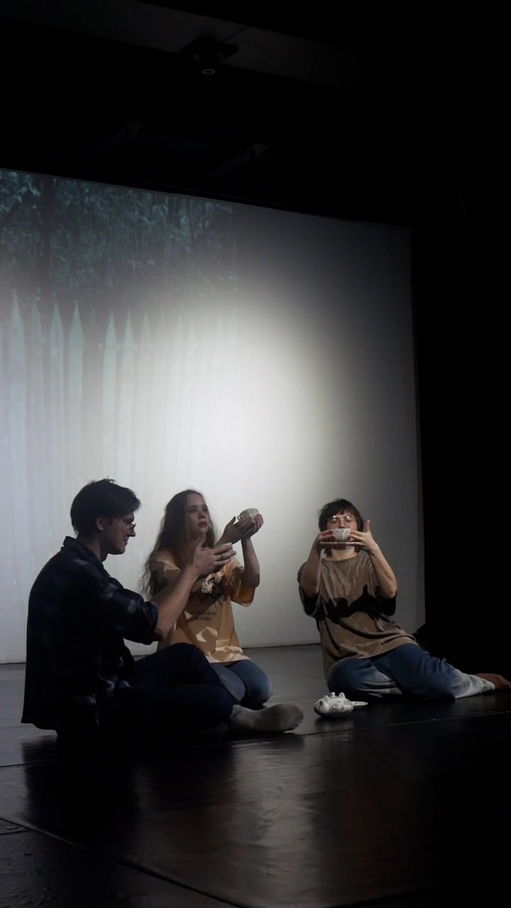 Если попробовать вспомнить новогодние и рождественские песни местных исполнителей, то сразу вспоминается трек «Какой ты сейчас» группы «Перерыв 20 минут» и песня «Утренник» группы «Монголоид» из «Детского альбома» Если попробовать вспомнить новогодние и рождественские песни местных исполнителей, то сразу вспоминается трек «Какой ты сейчас» группы «Перерыв 20 минут» и песня «Утренник» группы «Монголоид» из «Детского альбома»