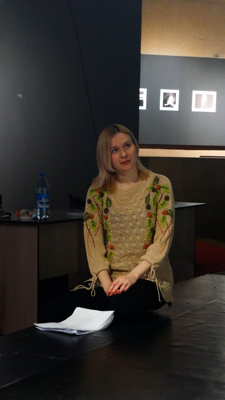 Если попробовать вспомнить новогодние и рождественские песни местных исполнителей, то сразу вспоминается трек «Какой ты сейчас» группы «Перерыв 20 минут» и песня «Утренник» группы «Монголоид» из «Детского альбома»