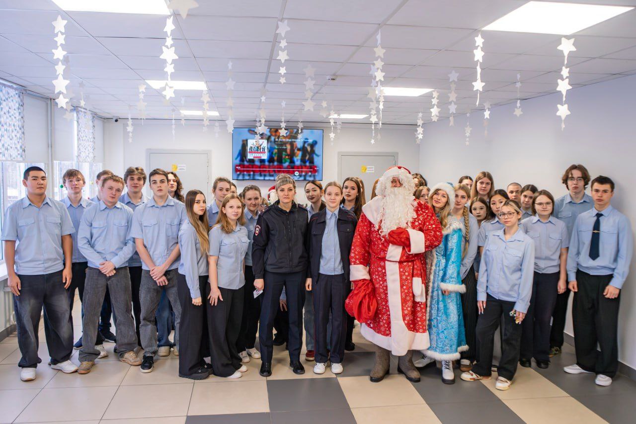 В Красноярске полицейские в костюмах Деда Мороза и Снегурочки поздравили учащихся классов правоохранительной направленности с наступающим Новым Годом В Красноярске полицейские в костюмах Деда Мороза и Снегурочки поздравили учащихся классов правоохранительной направленности с наступающим Новым Годом
