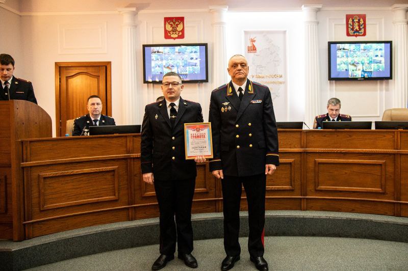 Начальник ГУ МВД России по Красноярскому краю Александр Соловьёв вручил ведомственные награды наиболее отличившимся сотрудникам органам внутренних дел Начальник ГУ МВД России по Красноярскому краю Александр Соловьёв вручил ведомственные награды наиболее отличившимся сотрудникам органам внутренних дел