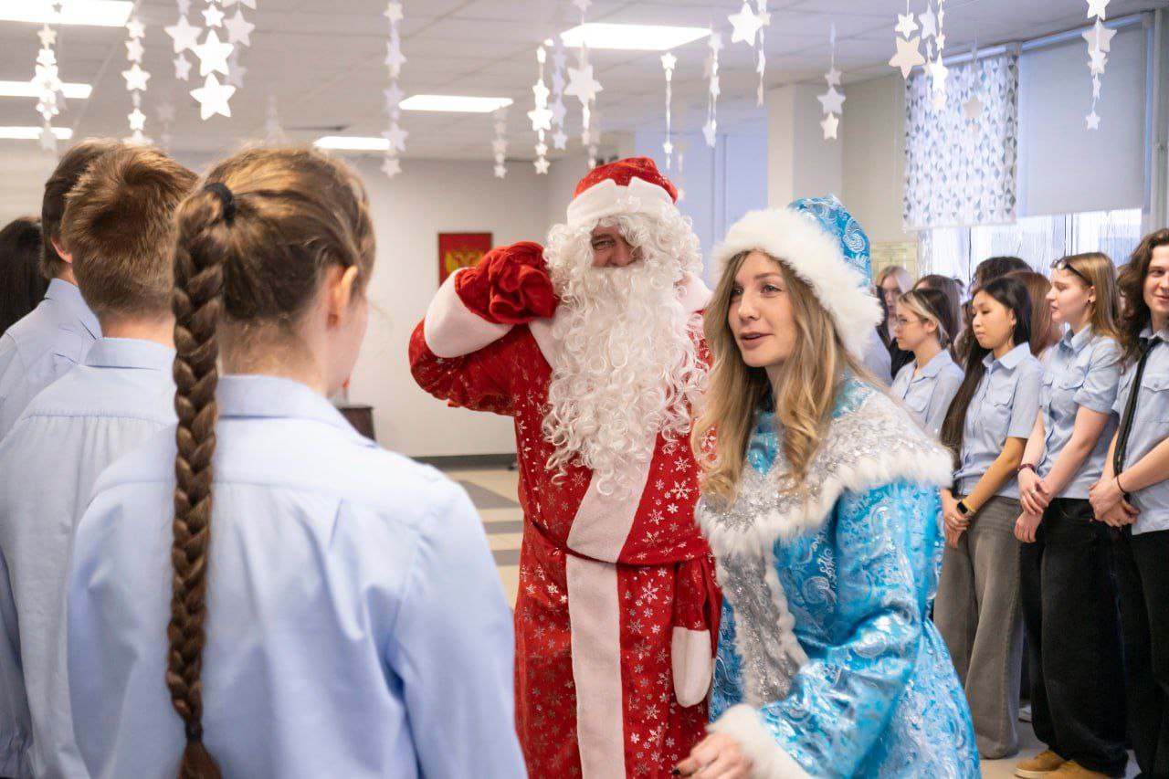 В Красноярске полицейские в костюмах Деда Мороза и Снегурочки поздравили учащихся классов правоохранительной направленности с наступающим Новым Годом В Красноярске полицейские в костюмах Деда Мороза и Снегурочки поздравили учащихся классов правоохранительной направленности с наступающим Новым Годом