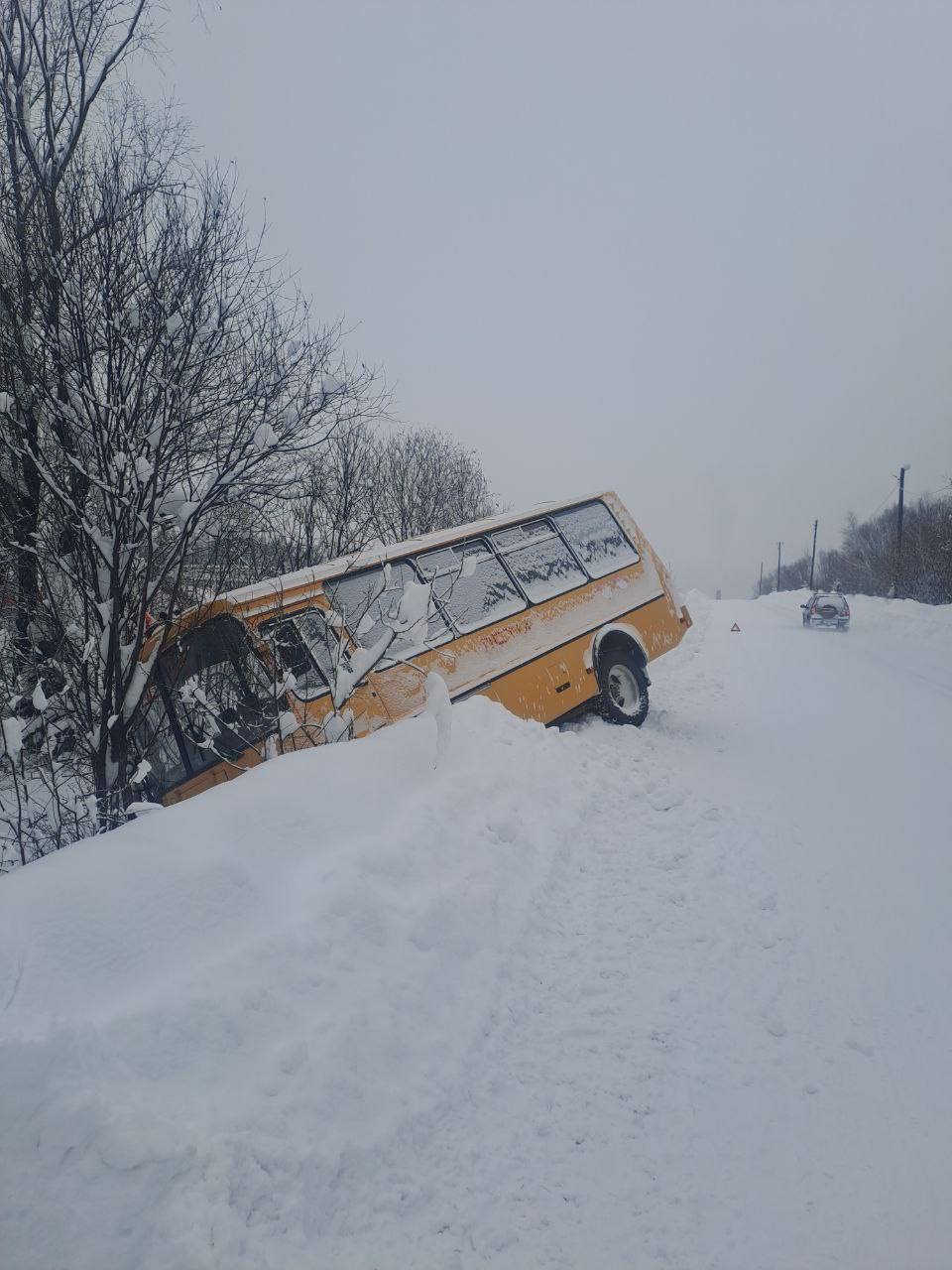 Автобус с детьми съехал в кювет в Красноярском крае Автобус с детьми съехал в кювет в Красноярском крае