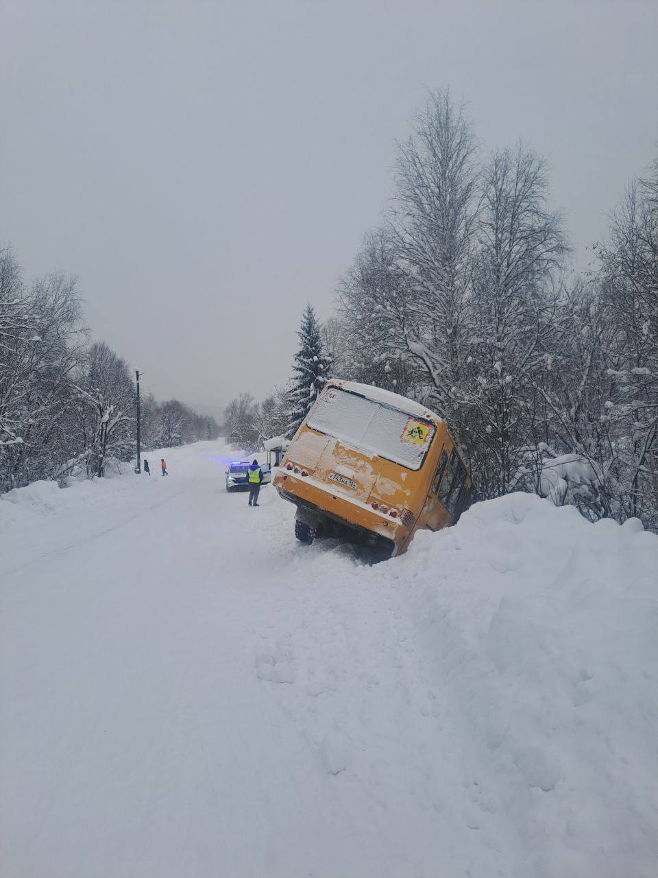 Автобус с детьми съехал в кювет в Красноярском крае