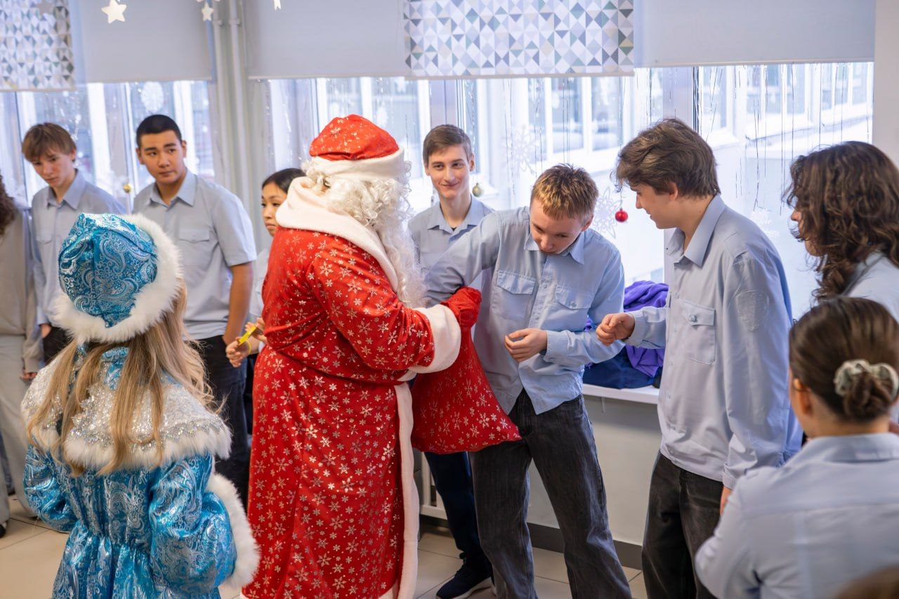 В Красноярске полицейские в костюмах Деда Мороза и Снегурочки поздравили учащихся классов правоохранительной направленности с наступающим Новым Годом В Красноярске полицейские в костюмах Деда Мороза и Снегурочки поздравили учащихся классов правоохранительной направленности с наступающим Новым Годом